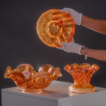 שלושה כלי זכוכית קרנבל אמריקאיים (Carnival Glass), משנת 1920-1930 בקירוב