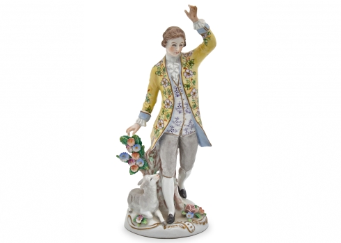 פסלון פורצלן גרמני מתוצרת Sitzendorf מעוטר בצביעת יד באמייל חתום