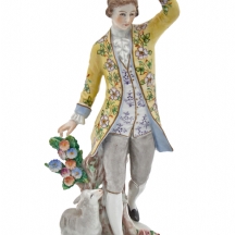 פסלון פורצלן גרמני מתוצרת Sitzendorf מעוטר בצביעת יד באמייל חתום