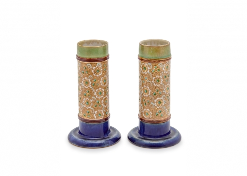 זוג אגרטלי קרמיקה אנגליים עתיקים (ויקטוריאנים), 1870-1880 בקירוב, חתומים