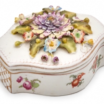 קופסת פורצלן שולחנית אירופאית עתיקה, מעוטרת וצבועה בעבודת יד, חתומה