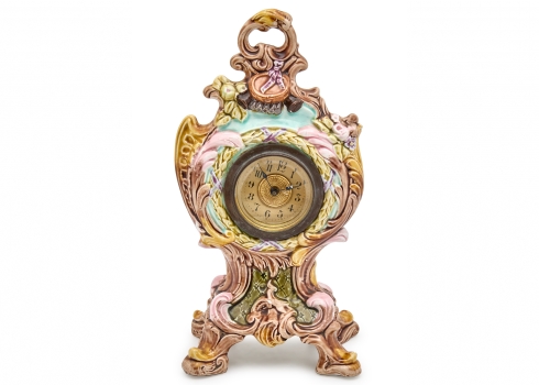 שעון שולחני עתיק, 1900-1920 בקירוב, עשוי מג'וליקה ומעוטר בצביעת יד
