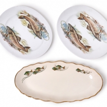 שלוש צלחות הגשה אובליות מפורצלן, עם עיטורי דגים
