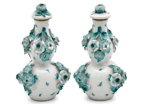 זוג אגרטלי פורצלן גרמנים עתיקים ומכסים תואמים מתוצרת 'Schierholz Plaue', חתומים