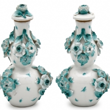 זוג אגרטלי פורצלן גרמנים עתיקים ומכסים תואמים מתוצרת 'Schierholz Plaue', חתומים