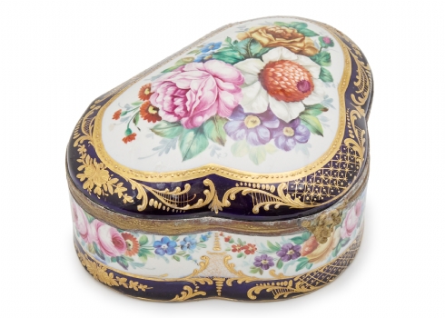 קופסה שולחנית עשויה פורצלן מעוטר ציורי יד באמייל ובזהב בדגם פרחים, חתומה
