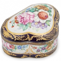 קופסה שולחנית עשויה פורצלן מעוטר ציורי יד באמייל ובזהב בדגם פרחים, חתומה