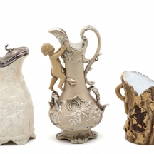 שלושה חפצים עתיקים עשויים חרס, מעוטרים וחתומים