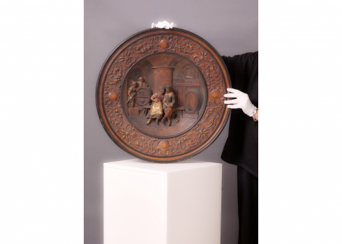 צלחת טרקוטה אוסטרית גדולת מימדים עתיקה מהמאה ה-19, מתוצרת Musterschuts, חתומה