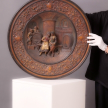 צלחת טרקוטה אוסטרית גדולת מימדים עתיקה מהמאה ה-19, מתוצרת Musterschuts, חתומה