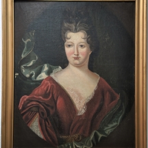 פורטרט עתיק, מסוף המאה ה-19, שמן על בד בדמות אישה לבושה אדום וירוק, לא חתום