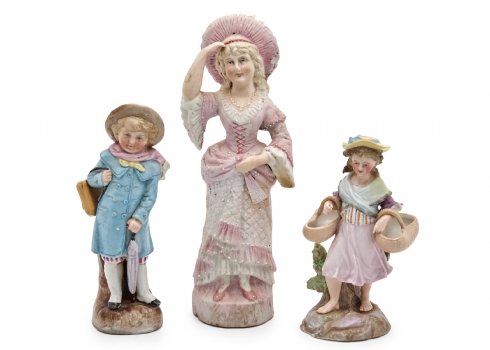 שלושה פסלוני פורצלן עתיקים מהמאה ה-19 צבועים בעבודת יד, רק אחד חתום