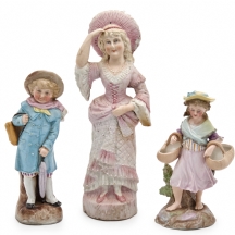 שלושה פסלוני פורצלן עתיקים מהמאה ה-19 צבועים בעבודת יד, רק אחד חתום