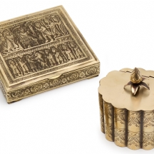 שני כלי פליז דקורטיביים בעבודת תבליט