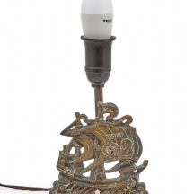 מנורת שולחן בסגנון ישרליאנה מפליז, עם דמות בנימין זאב הרצל