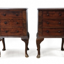 זוג שידות עץ בסגנון קלאסי עם רגלי קבריו