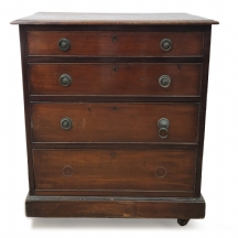 שידה עשויה עץ בעלת ארבע מגירות רחבות בחזית