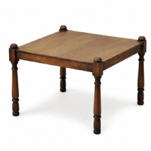 שולחן דני קלאסי בעל פלטה מרובעת בקווים נקיים ומאוזנים