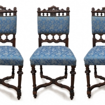 סט כיסאות עץ בסגנון רנסנס צרפתי בעבודת גילוף וריפוד דקורטיבי