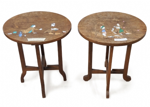 זוג שולחנות נוי הודים עתיקים מעוטרים בעבודת שיבוץ