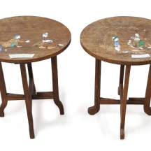 זוג שולחנות נוי הודים עתיקים מעוטרים בעבודת שיבוץ