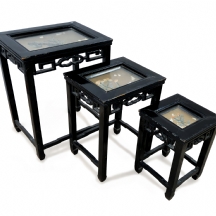 סט של שלושה שולחנות נערמים יפניים בלכה שחורה עם עיטורי אבנים טבעיות משובצות