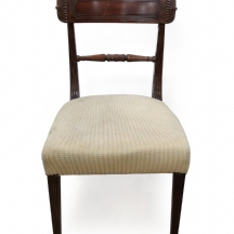 כיסא עץ בסגנון קלאסי עם גב מעוגל וריפוד בד בהיר