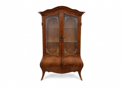 ויטרינה איטלקית מהודרת בסגנון בארוק עשויה עץ , חזית זכוכית ועיטורים קלאסיים