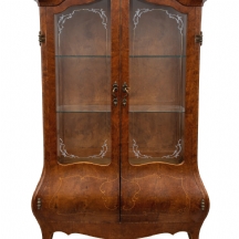 ויטרינה איטלקית מהודרת בסגנון בארוק עשויה עץ , חזית זכוכית ועיטורים קלאסיים