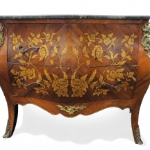 קומודה בסגנון לואי ה־15 עם חזית עגלגלה, עבודת מרקטרי פרחונית ומשטח שיש ירוק