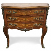 קומודה בסגנון לואי ה־15 עשויה עץ מרקטי והתקני ברונזה