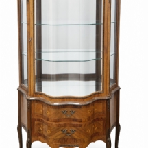 ויטרינה גדולה עשויה עץ בשיבוץ מרקטרי בסגנון עתיק עם מדפי זכוכית מגלוונת