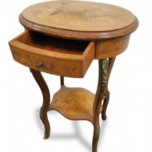 שולחן צד אובלי עשוי עץ מהמאה ה-19