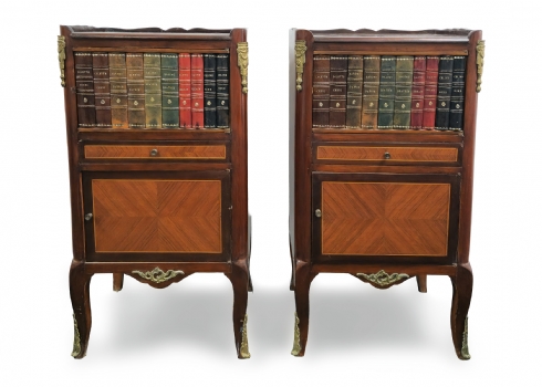 זוג שידות לילה מעץ בסגנון לואי ה־15 עם מדף חבוי מעוטר ספרי דמי עתיקים