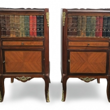 זוג שידות לילה מעץ בסגנון לואי ה־15 עם מדף חבוי מעוטר ספרי דמי עתיקים