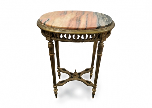 שולחן צד עגול מהודר עם משטח שיש – בסיס מתכת מעוטר בסגנון קלאסי