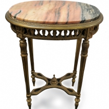 שולחן צד עגול מהודר עם משטח שיש – בסיס מתכת מעוטר בסגנון קלאסי