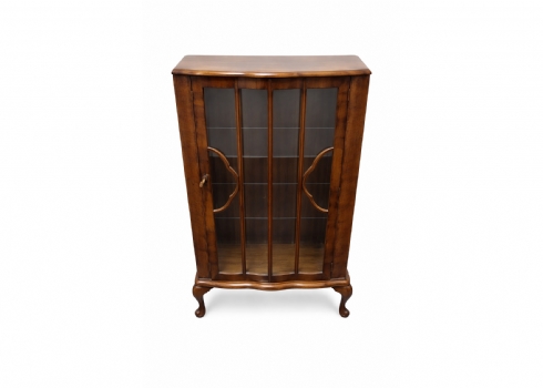 ויטרינה קטנה מעץ עם דלתות ומדפי זכוכית