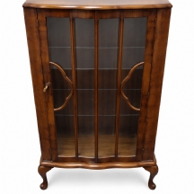 ויטרינה קטנה מעץ עם דלתות ומדפי זכוכית