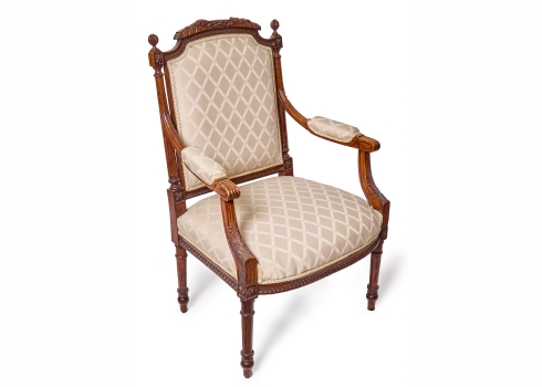 כורסא צרפתית בסגנון עתיק עשויה עץ מגולף וריפוד בד