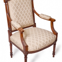 כורסא צרפתית בסגנון עתיק עשויה עץ מגולף וריפוד בד