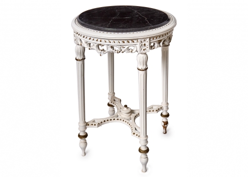 שולחן גרידון (Gueridon table) בסגנון עתיק עשוי עץ מגולף צבוע לבן ומשטח שיש שחור