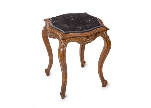 שולחן קפה קטן בסגנון עתיק, עשוי עץ מגולף ומשטח שיש מסוגנן