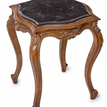 שולחן קפה קטן בסגנון עתיק, עשוי עץ מגולף ומשטח שיש מסוגנן