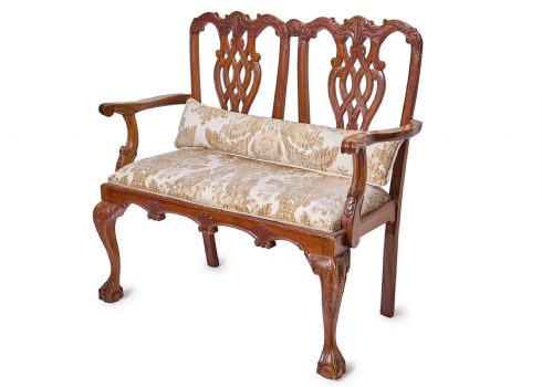 ספסל דו מושבי בסגנון עתיק עשוי עץ מגולף בעבודת יד וריפוד בד