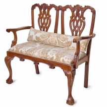 ספסל דו מושבי בסגנון עתיק עשוי עץ מגולף בעבודת יד וריפוד בד