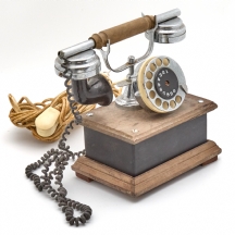 טלפון שולחני וינטג’י בעל חוגת חיוג מכנית, גוף עץ עם בסיס מרובע