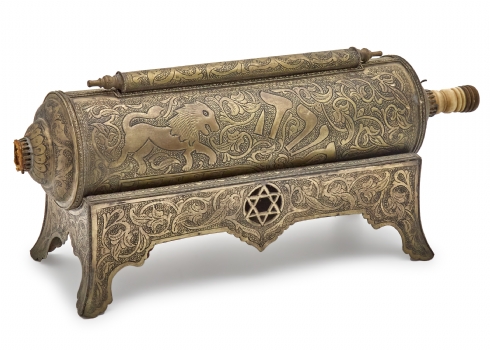 בית מגילה עשוי פליז עם בסיס מעוטר בחריטה של לוחות הברית, אריות והכיתוב כתר תורה