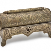 בית מגילה עשוי פליז עם בסיס מעוטר בחריטה של לוחות הברית, אריות והכיתוב כתר תורה