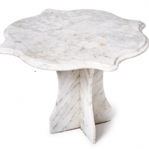 שולחן כבד ומסיבי עשוי שיש